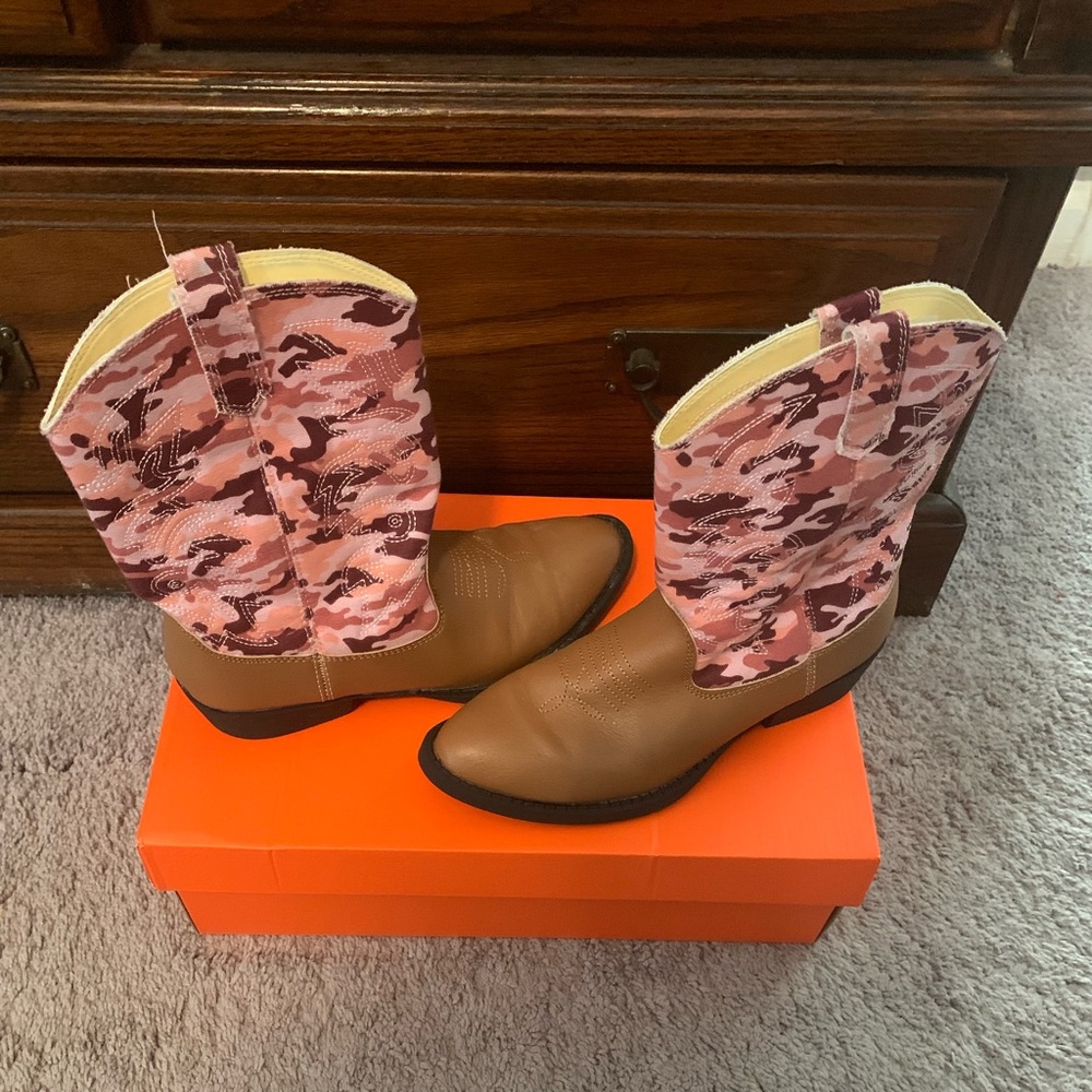 Girls boots